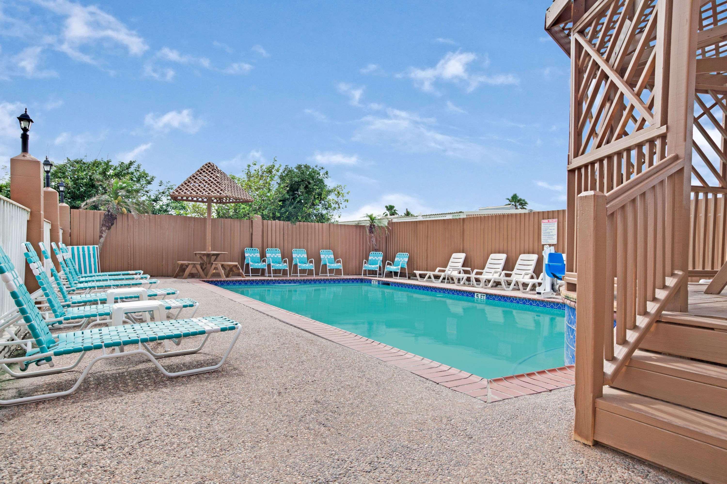 Red Roof Inn Plus + Galveston - Beachfront Ngoại thất bức ảnh